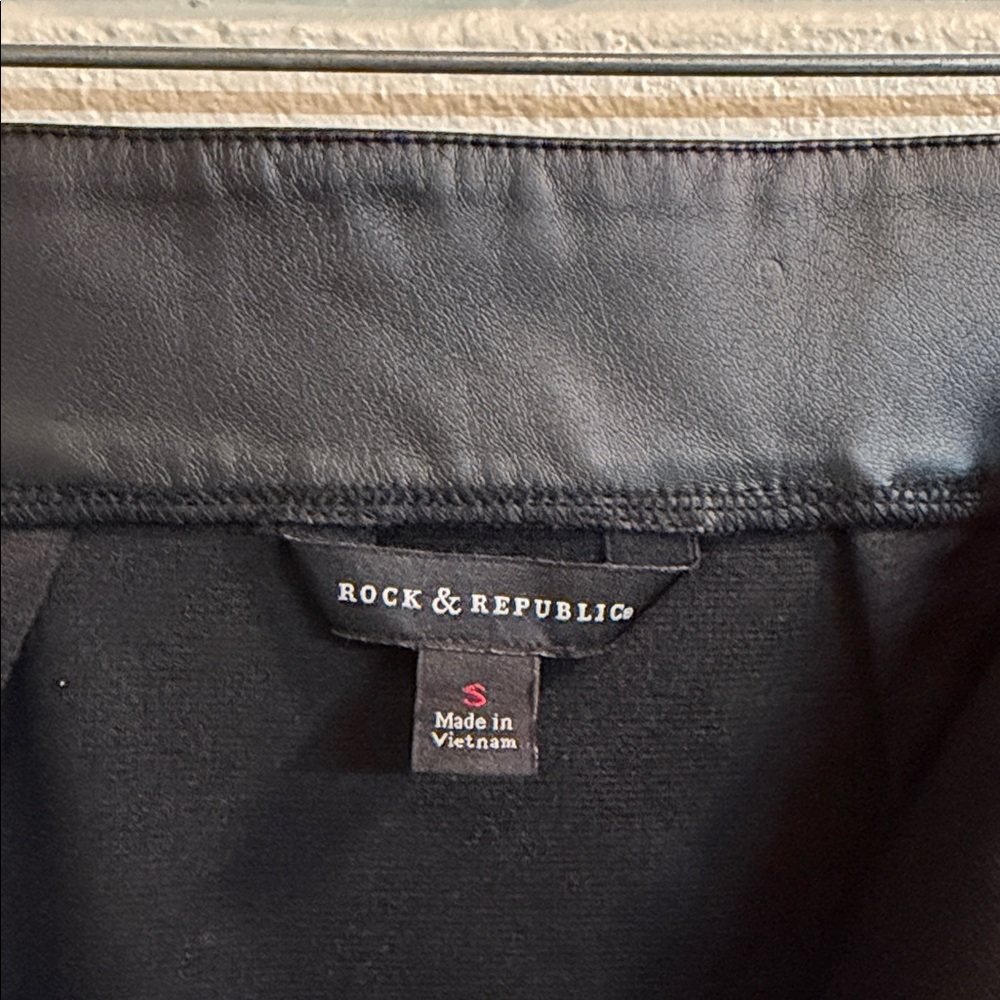 Rock & Republic Textured Black Mini Skirt with Silver Zippers size small - Picture 2 of 3